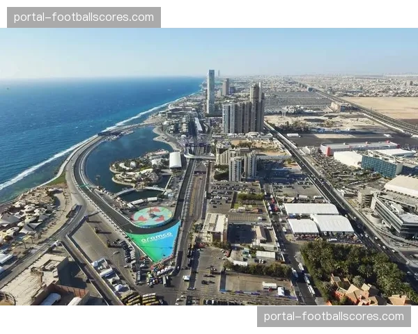 吉达赛道维修区通道,霍肯博格赛车起火后被迅速扑灭,车手无恙 吉达赛道维修区通道,霍肯博格赛车起火后被迅速扑灭,车手无恙