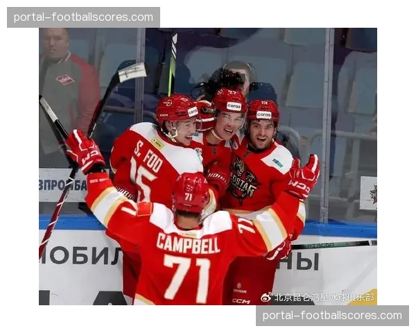 冰球卡在护网顶部，工作人员动用长杆取下引发主场球迷欢呼