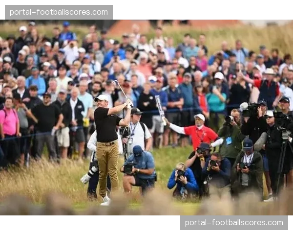球员锦标赛练习轮，麦克罗伊与森川进行“果岭周边花式击球”趣味比拼