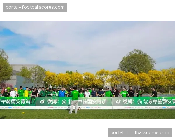 都灵队训练基地开放日，近万名球迷到场支持